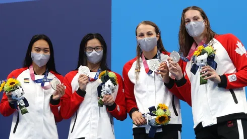 El gesto de las nadadoras canadienses en la entrega de medallas.
