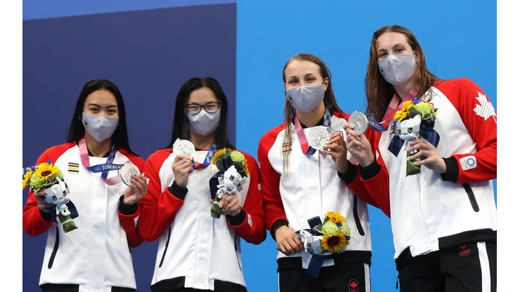 El gesto de las nadadoras canadienses en la entrega de medallas.
