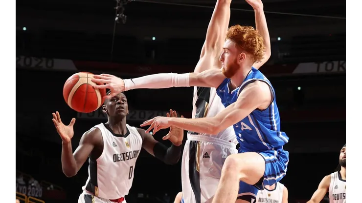 Nico Mannion y la insólita bandeja que erró.