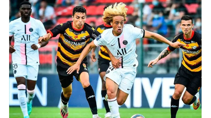 Acción de juego entre PSG y Orleans.