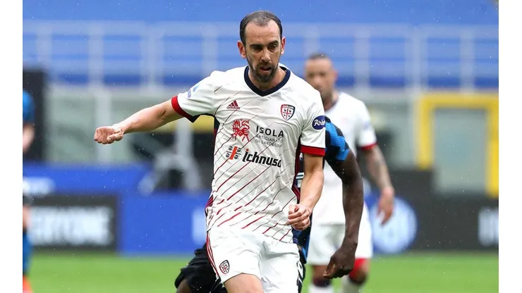Diego Godín jugando con Cagliari.