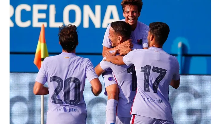 Jugadores del Barcelona festejan uno de los tantos ante Girona.