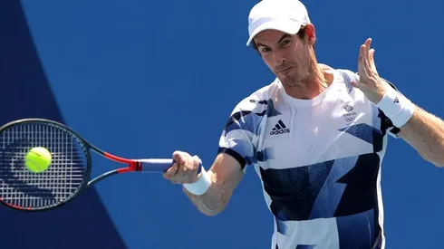 Murray en acción del tenis de dobles.