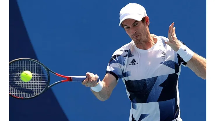 Murray en acción del tenis de dobles.