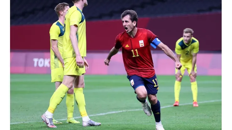 Mikel Oyarzabal festeja un tanto vs. Australia en Tokio.
