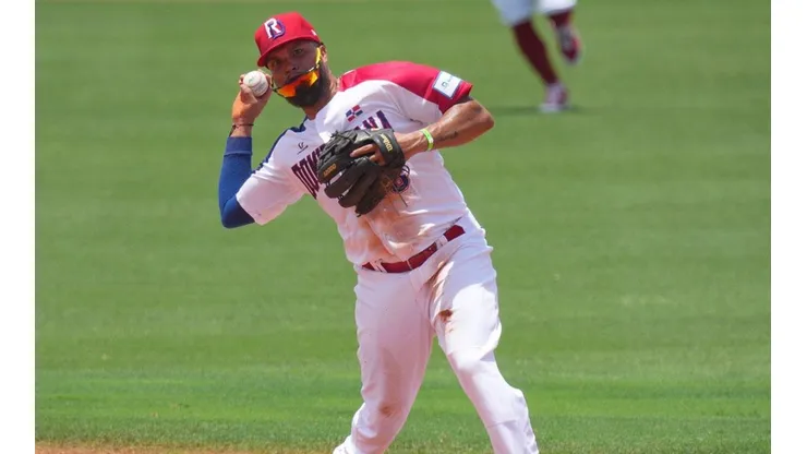 Diego Goris en acción con República Dominicana.