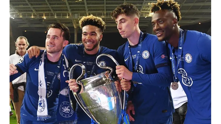 Jugadores del Chelsea con la Champions League.
