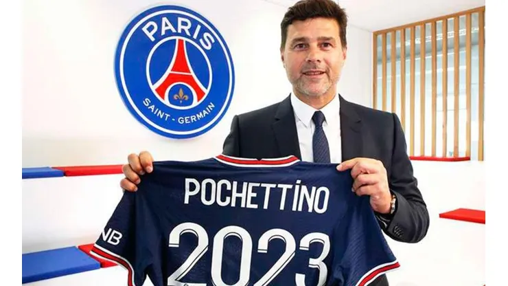 Mauricio Pochettino y su camiseta de renovación con PSG.