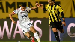 Acción de juego entre Nacional y Peñarol.