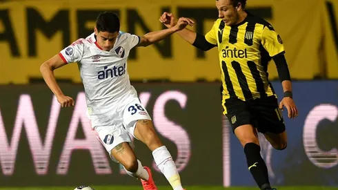 Acción de juego entre Nacional y Peñarol.