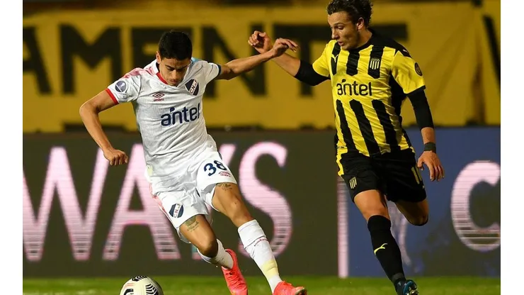 Acción de juego entre Nacional y Peñarol.