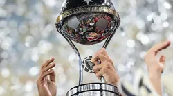 Trofeo de la Copa Sudamericana.
