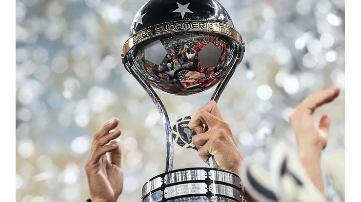 Trofeo de la Copa Sudamericana.