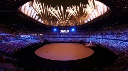 Fuegos artificiales para el comienzo de la ceremonia de apertura.