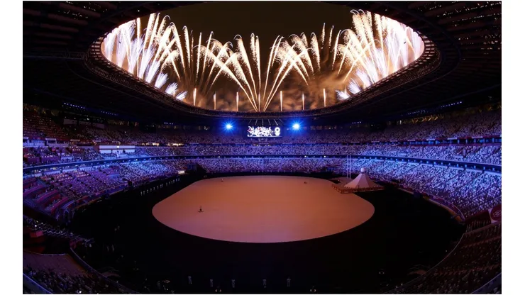 Fuegos artificiales para el comienzo de la ceremonia de apertura.