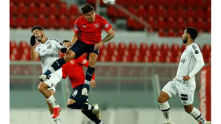 Acción de juego de Independiente contra Santos.