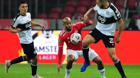 Acción de juego entre Internacional y Olimpia.