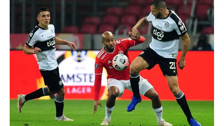 Acción de juego entre Internacional y Olimpia.