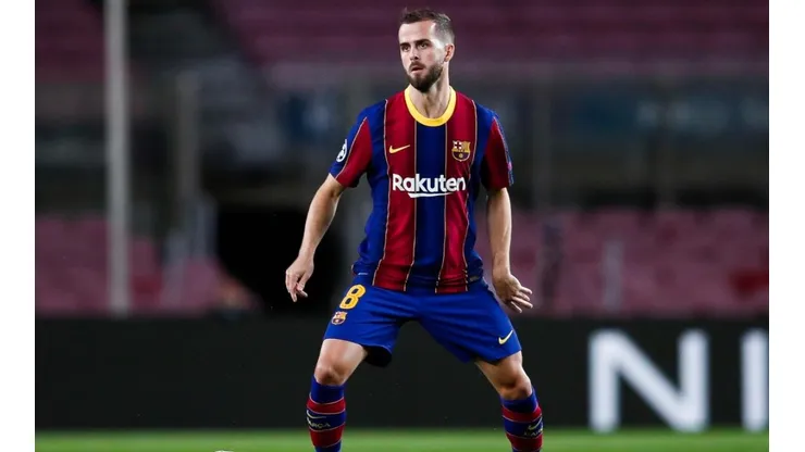 Miralem Pjanic durante un encuentro con Barcelona.