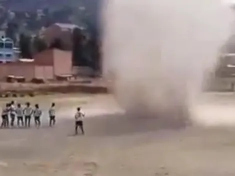 VIDEO: Un remolino suspendió un partido en Bolivia y atemorizó a los jugadores