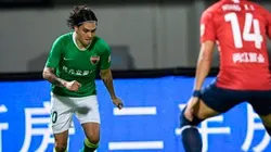 Juan Fer Quintero en acción de juego con Shenzhen.