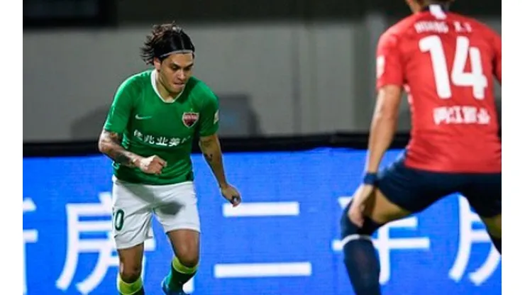 Juan Fer Quintero en acción de juego con Shenzhen.