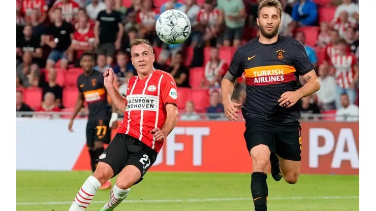Acción de juego entre PSV y Galatasaray.