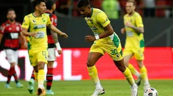 Festejo de gol de Raúl Loaiza con Defensa y Justicia.