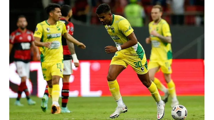 Festejo de gol de Raúl Loaiza con Defensa y Justicia.