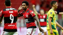 Festejo de gol de Vitinho, doblete, contra Defensa.