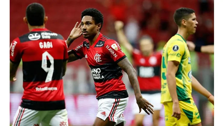 Festejo de gol de Vitinho, doblete, contra Defensa.