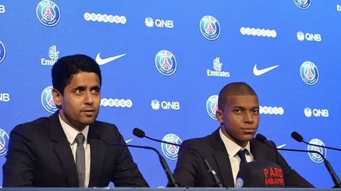 Nasser Al-Khelaifi y Kylian Mbappé en una rueda de prensa en PSG.
