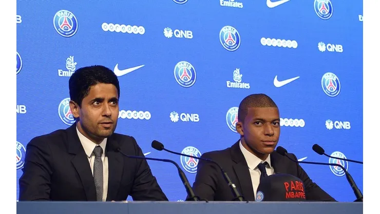 Nasser Al-Khelaifi y Kylian Mbappé en una rueda de prensa en PSG.