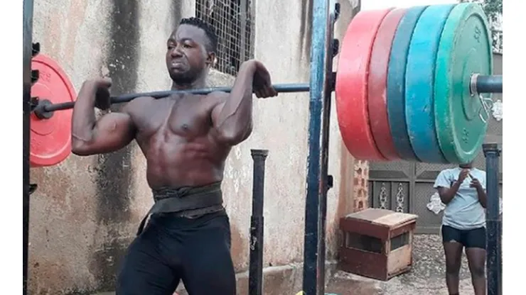 Julius Ssekitoleko, levantador de pesas de Uganda.