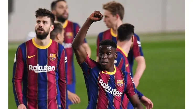 Ilaix Moriba junto a jugadores del Barcelona.