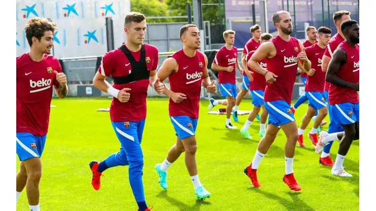 Entrenamiento del Barcelona con Pjanic y Umtiti, jugadores cuestionados.