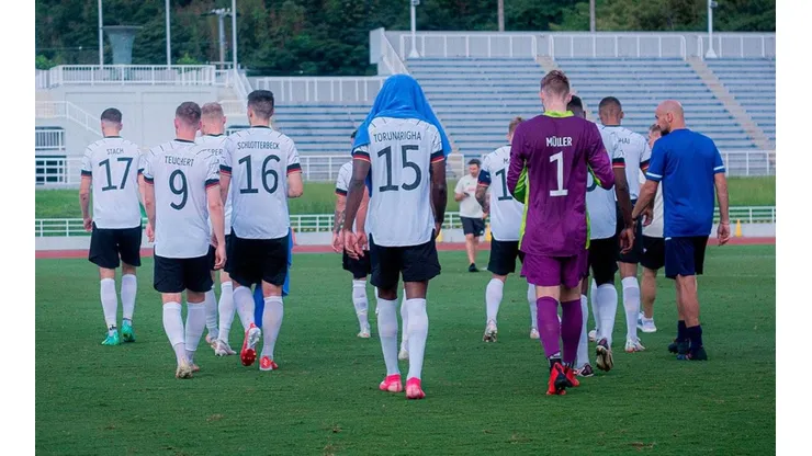 Selección de Alemania abandonando el partido contra Honduras.