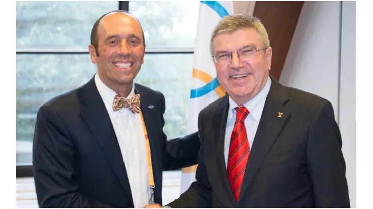 Fernando Aguerre, junto al presidente del COI, Thomas Bach.