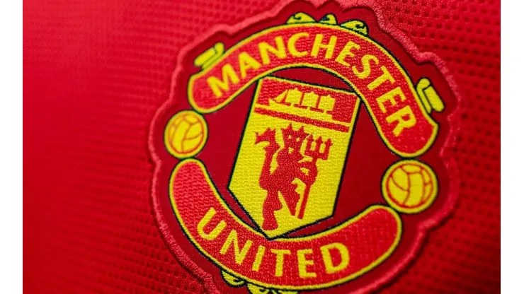 Escudo del Manchester United y su nueva camiseta