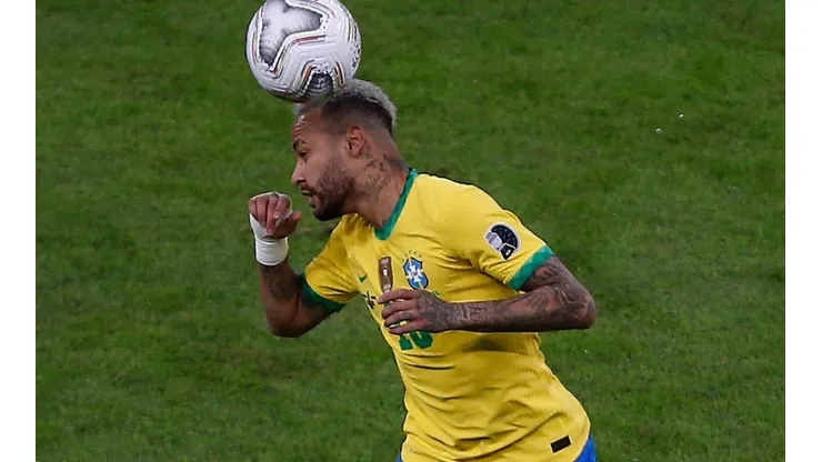 Acción de juego de Neymar en la final de la Copa América.