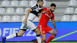 Acción de juego entre Olimpia e Internacional.