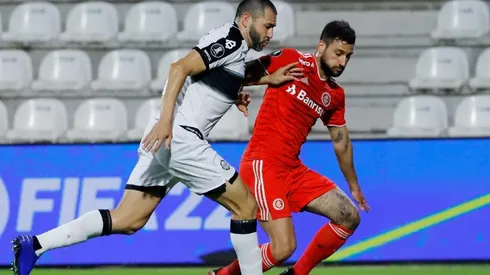 Acción de juego entre Olimpia e Internacional.