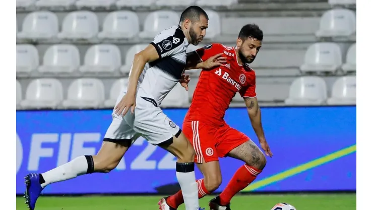 Acción de juego entre Olimpia e Internacional.