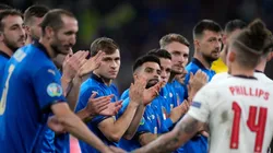 Jugadores italianos saludando a ingleses por la final de la Eurocopa