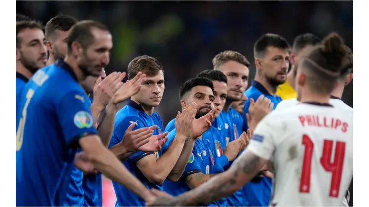 Jugadores italianos saludando a ingleses por la final de la Eurocopa
