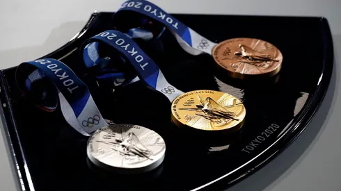 Las medallas de Tokio 2020 en la bandeja en la que serán presentadas.