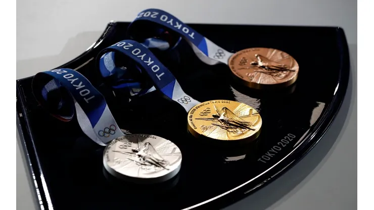 Las medallas de Tokio 2020 en la bandeja en la que serán presentadas.