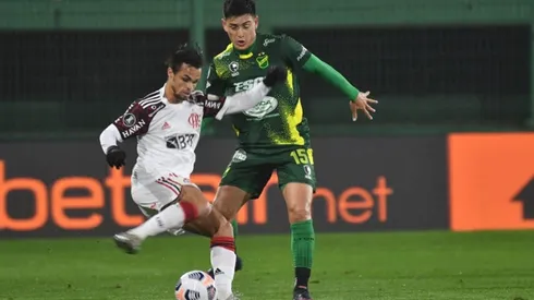 Flamengo y Defensa y Justicia en acción de juego.