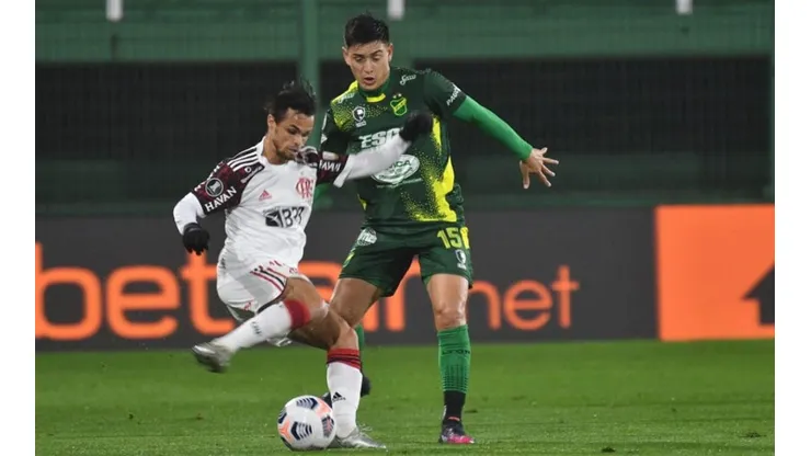 Flamengo y Defensa y Justicia en acción de juego.