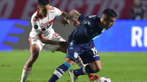Acción de juego entre Sao Paulo y Racing.